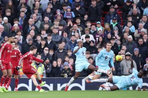 Liverpul ponovo žestoko podbacio i nije pobedio Barnli, Čelsi prekinuo crni niz, "čekićari" prodisali i možda smenili Franka